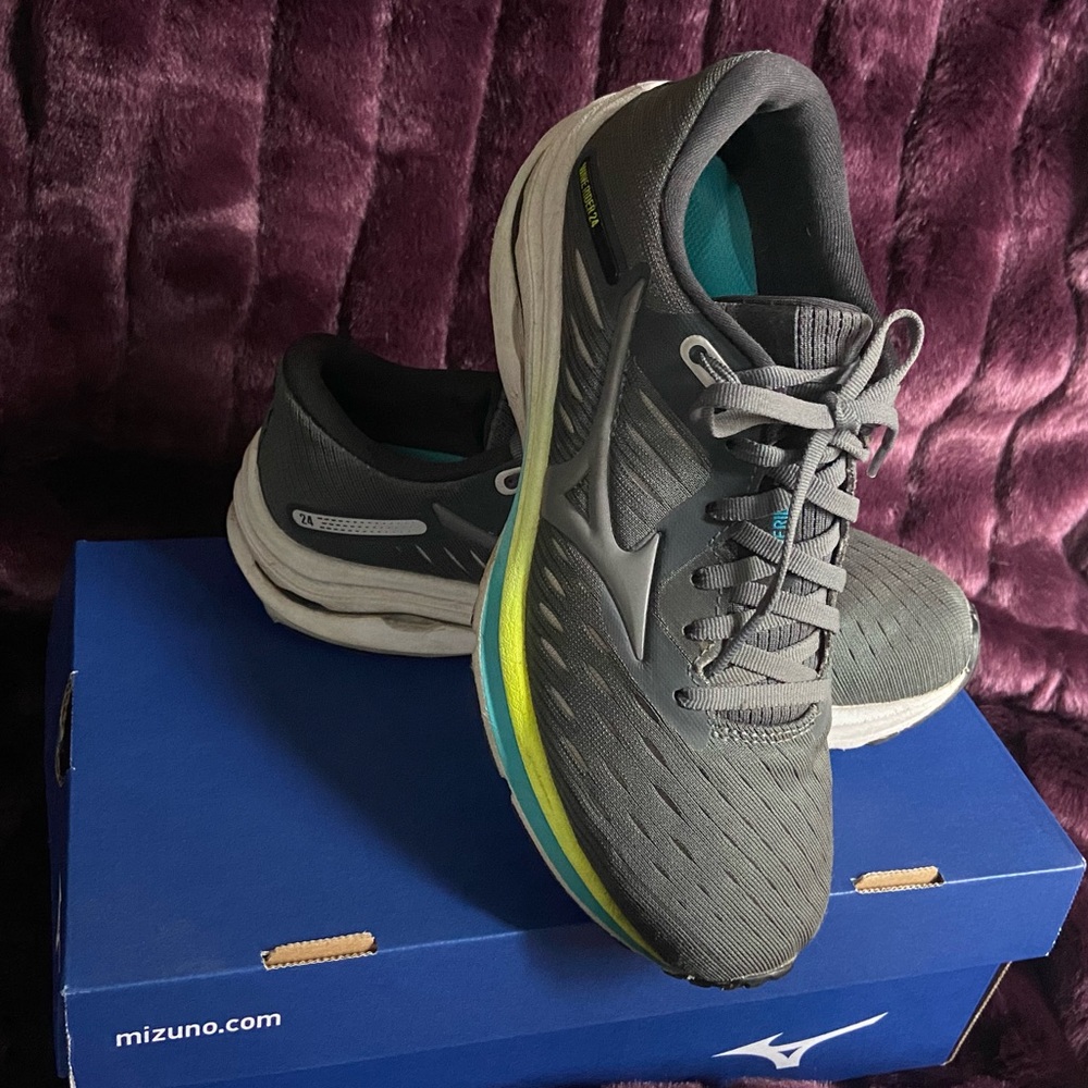 Wave Rider 24 US 7, slightly worn